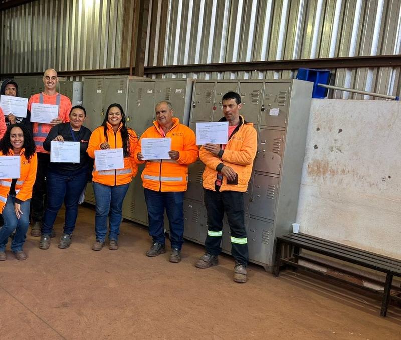 Colaboradores da GATT com certificados de treinamento